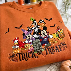 Geborduurd Disney Halloween-sweatshirt met Mickey, Minnie, Donald, Daisy en Goofy, Trick or Treat-shirt, griezelige herfsttrui.