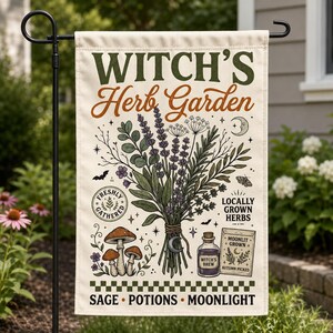 Peut inclure: Un drapeau de jardin rectangulaire avec le texte WITCH'S Herb Garden, un bouquet d'herbes, des champignons, une bouteille étiquetée WITCH'S BREW et un sachet marqué MOONLIT GROWN AUTUMN PICKED. Le motif inclut des étoiles, une lune et des chauves-souris.