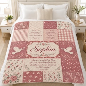 Könnte beinhalten: Eine gesteppte Tagesdecke mit Patchwork-Design in Altrosa und Cremetönen. Das Muster umfasst florale Motive, Vichy-Karos, Punkte und zentrale Textfelder mit religiösen Versen sowie dem Namen Sophia in geschwungener Schreibschrift.