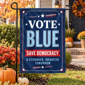 Könnte beinhalten: Eine rechteckige Gartenflagge mit dunkelblauem Hintergrund, weißem Schriftzug VOTE und hellblauem Schriftzug BLUE. Ein rotes Banner zeigt den weißen Text SAVE DEMOCRACY, gefolgt von A STRONGER, BRIGHTER TOMORROW in weißer Schrift.