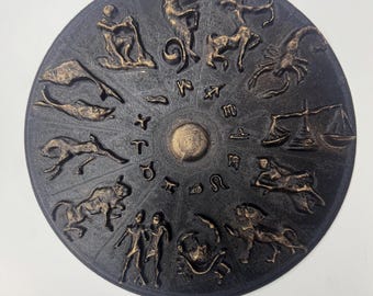 Escultura de rueda del zodíaco pintada a mano: arte mural con relieve astrológico