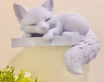 Figura decorativa de zorro durmiendo para estante – Adorable figurita de zorro del bosque – Decoración de pared para habitación infantil – Adorno animal para estante, ideal para habitaciones infantiles y espacios acogedores del hogar
