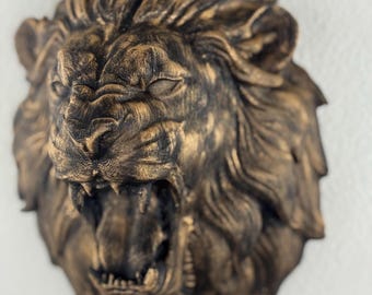 Escultura de pared con cabeza de león rugiente: decoración de jungla dorada antigua (21,5 cm)