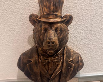 Sculpture murale tête d'ours peinte à la main | Décor de buste d'animal | Art mural lodge rustique | Gentleman Bear avec chapeau haut de forme | Ours avec costume et cravate
