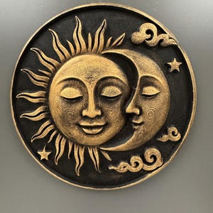 Arte de parede Sol e Lua | Escultura em relevo de rosto celestial | Decoração de parede boho dourada | Placa mística de 20 cm | Presente espiritual para inauguração de casa