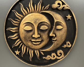 Arte de pared de sol y luna / Escultura en relieve 3D / Decoración celestial / Placa dorada de 20 cm con cara de sol y luna / Regalo espiritual para el hogar / Colgante de pared bohemio