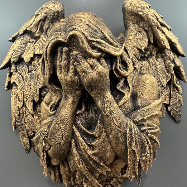 Ángel llorón gótico pintado a mano, decoración de pared, alas de ángel de fantasía oscura, arte de pared gótico, escultura de ángel de luto, decoración gótica para el hogar