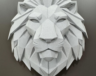 Sculpture murale géométrique en forme de lion | Décoration moderne de tête de lion basse poly | Art mural masculin | Décoration homme des cavernes | Suspension murale animalière minimaliste