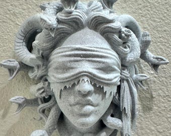 Sculpture murale Medusa, les yeux bandés | Décoration mythologique aspect pierre | Art mural gothique déesse grecque | Décoration sculpturale pour la maison