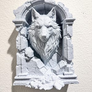 Väggskulptur i sten med varg - Väggdekoration i varghuvud i marmor - Mytisk väktarkonst med varg - Gotisk fantasi - 3D-tryckt konst