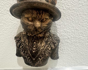 Escultura de pared de gato pintada a mano: busto de gato victoriano con sombrero / Arte de pared de animales en bronce antiguo / Regalo único para amantes de los gatos / Decoración del hogar