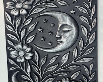 Escultura floral en relieve de luna y estrellas: arte mural bohemio celestial