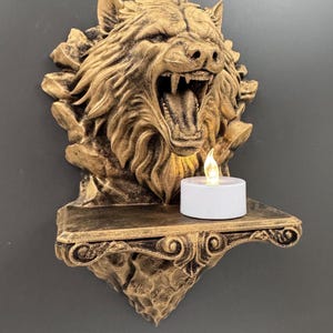 Wolfskopf Kerzenleuchter | Knurrender Wolf Wandregal | Gothic Teelichthalter | Verzierte Rollarbeit-Wandhalterung | Dark Fantasy Geschenk