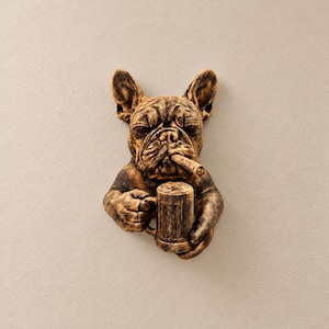 Könnte beinhalten: Eine Wandskulptur einer Französischen Bulldogge mit braunem, verwittertem Finish. Der Hund ist mit einer Zigarre im Maul dargestellt und hält einen zylindrischen Bierkrug mit beiden Vorderpfoten, wobei detaillierte Gesichtsfalten sichtbar sind.
