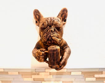 Escultura de pared de bulldog francés / Arte de perro con puro y jarra de cerveza / Decoración divertida para bar / Regalo para la guarida del hombre / Soporte de pared rústico de bulldog / Arte de pared para pub