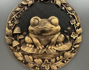 Escultura de pared de rana / Placa con medallón de sapo estilo cottagecore / Decoración de pared de nenúfar con forma de hongo / Arte de la naturaleza caprichoso / Regalo para amantes de las ranas