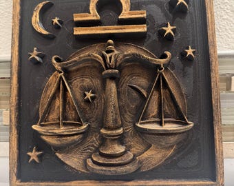 Placa de pared del zodíaco Libra: Escultura en relieve de la balanza de la justicia en oro antiguo
