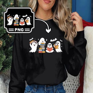 Może przedstawiać: Czarna bluza z nadrukiem czterech kreskówkowych duchów czytających książki. Duchy są białe z czarnymi oczami i ustawione w rzędzie. Nietoperze i gwiazdy znajdują się nad duchami. Tekst "PNG" znajduje się w ramce w lewym górnym rogu.