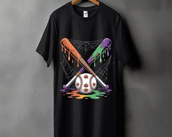 Może przedstawiać: Czarna koszulka z motywem baseballowym na Halloween. Grafika przedstawia skrzyżowane kije do baseballa z ociekającą pomarańczową i zieloną farbą, piłkę do baseballa z dyniowymi twarzami i pajęczynami. Projekt jest na kolorowym tle.
