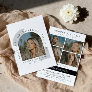Könnte beinhalten: Zwei weiße Einladungskarten zur Abschlussfeier mit schwarzem Text und Fotos einer Person mit blonden Haaren. Die linke Karte hat ein Bogendesign mit dem Text GRADUATION CLASS OF 20XX AUDREY SINCLAIR 09.25.XX. Die rechte Karte listet Details auf.