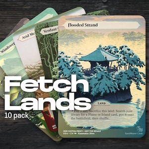 Può includere: Un pacchetto da 10 carte collezionabili Fetch Lands. Le carte presentano opere d'arte paesaggistiche con il testo "Flooded Strand", "Verdant", "Arid Me" e "Windswer". Le carte hanno uno sfondo con venature del legno.
