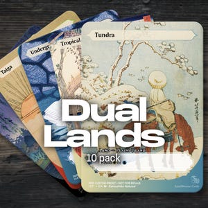 Puede incluir: Un abanico de diez cartas coleccionables rectangulares con arte de estilo japonés. La carta superior está etiquetada como Tundra y muestra una figura a caballo en un paisaje nevado. Otras cartas visibles incluyen Taiga, Underground y Tropical con texto.