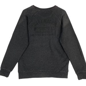 Pode incluir: Camisola cinza escuro com a inscri&ccedil;&atilde;o "Deus Ex Machina Motorcycles Parts & Service 1003 Venice Blvd Venice CA" estampada nas costas. Gola redonda, mangas compridas e punhos canelados.