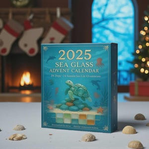 Op de afbeelding: Een turquoise 2025 Sea Glass Adventskalender met een schildpadillustratie. De kalender heeft een turquoise en gouden ontwerp met de tekst "2025 Sea Glass Advent Calendar". De achtergrond omvat een open haard, kerstboom en schelpen.