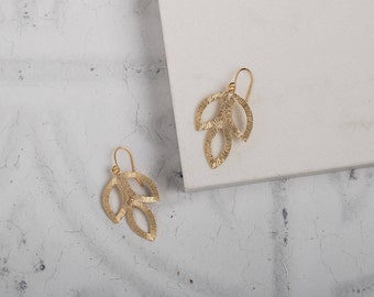 Gold plated triple leaf earrings // matte gold jewellery // nature leaf earrings // drop earrings // wedding jewellery // minimal jewellery
