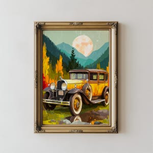 Puede incluir: Una impresión enmarcada de un coche amarillo vintage con detalles marrones, sobre un fondo de montañas, árboles y una gran luna. La obra de arte está en un marco dorado ornamentado, evocando nostalgia y diseño automotriz clásico.