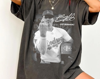コンフォートカラーズ キケ・ヘルナンデス Tシャツ、バック・トゥ・バック・ワールドシリーズチャンピオン 2025 ミドルフィンガー ベースボール Tシャツ