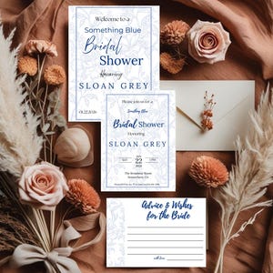 Puede incluir: Un conjunto de papelería para una despedida de soltera con diseños florales. El conjunto incluye invitaciones, un letrero de bienvenida y tarjetas de consejos. El texto dice: "Bienvenida a una Bridal Shower Something Blue en honor a Sloan Grey."