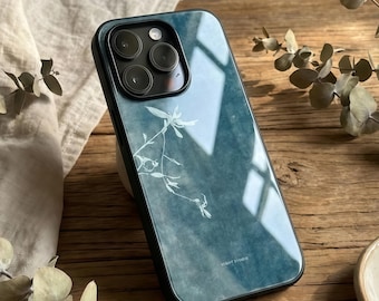 Funda de vidrio templado para iPhone con diseño floral azul verdoso, diseño botánico retro, hermoso diseño natural en azul verdoso, funda protectora brillante.