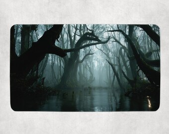 Griezelige moerasmat | Mistig bos met gedraaide bomen en donker water | MTG-mat voor Magic the Gathering | Gotische horror moeraskunst
