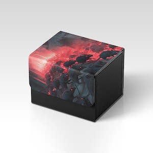 Könnte beinhalten: Eine schwarze, strukturierte Box mit einem Klappdeckel. Der Deckel zeigt ein lebendiges, künstlerisches Design mit roten und grauen Farbtönen, das eine feurige Szene darstellt. Die Box dient wahrscheinlich zur Aufbewahrung kleiner Gegenstände oder Sammlerstücke.