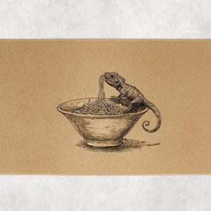 Puede incluir: Alfombra rectangular marrón con una ilustración detallada en blanco y negro. Un lagarto está posado en un gran cuenco de fideos, con algunos fideos colgando de su boca. El cuenco está sobre un fondo marrón.