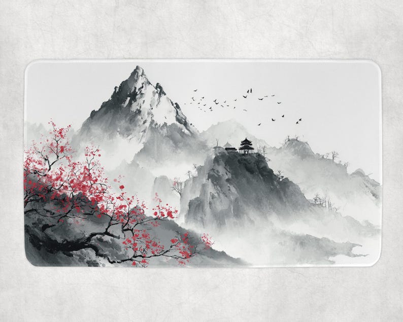 Puede incluir: Una alfombra decorativa rectangular con un sereno paisaje de inspiraci&oacute;n asi&aacute;tica. El dise&ntilde;o muestra una cordillera en tonos grises, con una pagoda y &aacute;rboles de flores rojas. Se ven p&aacute;jaros volando en el cielo.