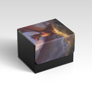 Könnte beinhalten: Schwarze Kartenaufbewahrungsbox mit einer Drachenillustration auf dem Deckel. Der Drache ist in Rot-, Orange- und Gelbtönen vor einem Hintergrund aus Bergen und Wolken dargestellt. Die Box hat eine strukturierte Oberfläche.
