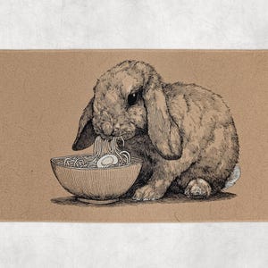 Könnte beinhalten: Rechteckige, braune Matte mit einer detaillierten Feder- und Tinte-Illustration eines braunen Kaninchens, das Nudeln aus einer Holzschüssel isst. Das Kaninchen hat lange Ohren und sitzt auf der Matte. Die Schüssel enthält Nudeln und ein Ei.
