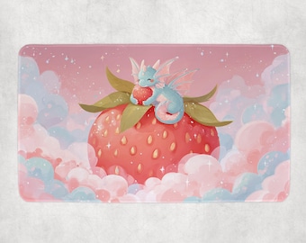 Kawaii Baby Dragon MTG-speelmat | Schattige pastelblauwe draak knuffelt aardbei op pluizige wolkenmat | Magic the Gathering EDH-speelmat cadeau
