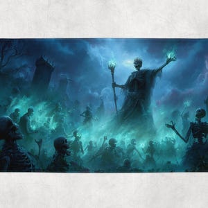 Peut inclure: Un tapis de bain rectangulaire représentant une scène fantastique avec un roi squelette en robe sombre, tenant un bâton et entouré d'autres squelettes. L'arrière-plan comprend un cimetière et un ciel orageux, avec des nuances de bleu et de vert.