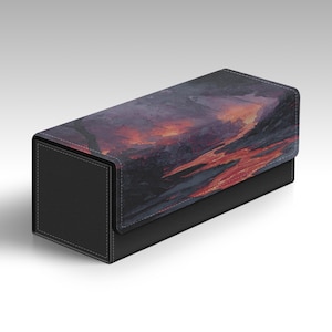 Könnte beinhalten: Eine rechteckige Aufbewahrungsbox mit schwarzer, strukturierter Basis und einem Deckel mit aufgedruckter Landschaftsillustration. Das Bild zeigt eine dunkle, stimmungsvolle Szene mit einem leuchtend orangefarbenen und roten Fluss.