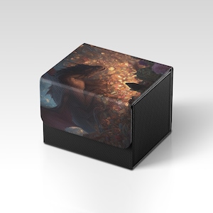 Könnte beinhalten: Eine schwarze, strukturierte Box mit einem Klappdeckel. Der Deckel zeigt einen Fantasy-Kunstdruck mit einem Drachen und einem schimmernden, goldenen Hintergrund. Die Box ist quadratisch und scheint aus einem strapazierfähigen Material zu bestehen, das sich zur Aufbewahrung eignet.