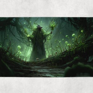 Könnte beinhalten: Digitaldruck einer mystischen Sumpflandschaft. Eine bekleidete Figur aus Ranken und Blättern steht in einem dunklen Wald und hält einen leuchtenden Stab. Das Kunstwerk zeigt eine Palette aus Grün- und Brauntönen mit leuchtenden Kugeln und Pilzen.