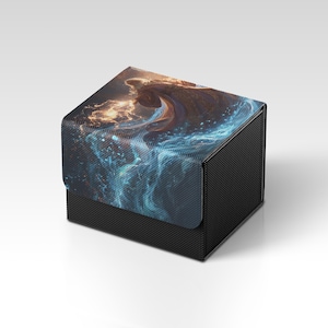 Könnte beinhalten: Eine schwarze, strukturierte Box mit einem Klappdeckel. Der Deckel zeigt ein lebendiges, künstlerisches Design mit wirbelnden blauen und orangen Farbtönen, das ein himmlisches oder Fantasy-Thema suggeriert. Die Box ist wahrscheinlich zur Aufbewahrung.