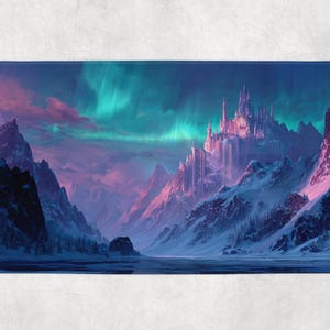 Peut inclure: Tapis de bain rectangulaire avec une impression d'art numérique d'une chaîne de montagnes enneigées et d'un château sous une aurore boréale vibrante. La palette de couleurs comprend des nuances de bleu, de violet et de rose.