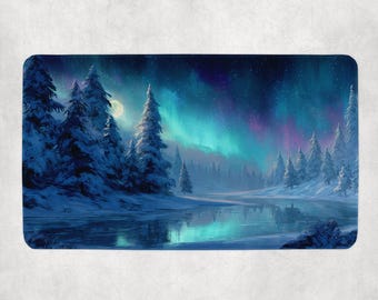 Aurora Borealis wintermat | Snowy Forest & Frozen River MTG-mat | Northern Lights Magic the Gathering-speelmat voor kaartspellen en cadeaus