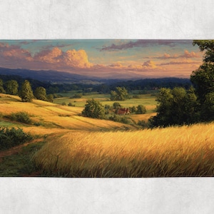 Puede incluir: Alfombra de baño rectangular con una pintura de paisaje rural. La obra de arte representa un campo de trigo dorado, colinas y una cordillera distante bajo un cielo de puesta de sol. Una pequeña casa está ubicada entre los árboles.
