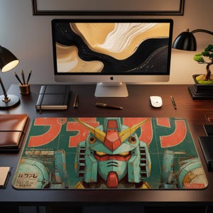 Może przedstawiać: Prostokątna mata na biurko z grafiką robota w kolorze morskim i czerwonym oraz japońskim tekstem. Robot ma żółte i czerwone akcenty. Mata leży na ciemnym drewnianym biurku z monitorem komputera, lampą i innymi artykułami biurowymi.