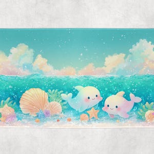 Puede incluir: Alfombra rectangular con una escena de dibujos animados del océano. Dos delfines nadan cerca de conchas marinas y estrellas de mar. El fondo muestra un cielo azul con nubes. Los delfines son de color azul claro y rosa.